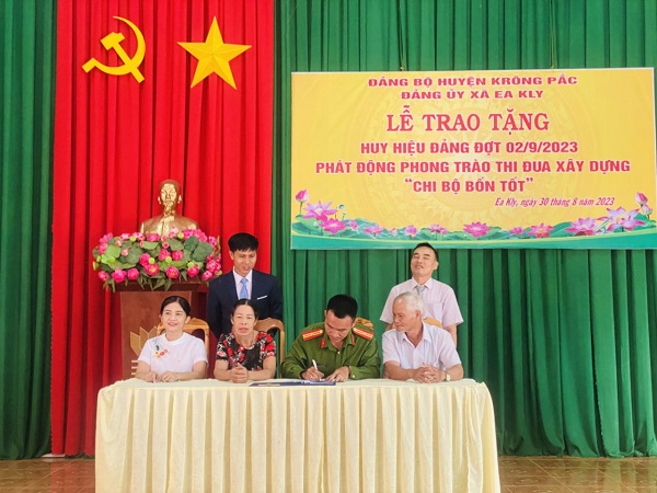 NHÂN DỊP KỶ NIỆM 78 NĂM NGÀY CÁCH MẠNG THÁNG 8 VÀ QUỐC KHÁNH (02/9/1945 - 02/9/2023) ĐẢNG ỦY XÃ EAKLY TỔ CHỨC LỄ TRAO TẶNG HUY HIỆU ĐẢNG ĐỢT 02/9/2023 VÀ PHÁT ĐỘNG PHONG TRÀO THI ĐUA XÂY DỰNG "CHI BỘ BỐN TỐT".